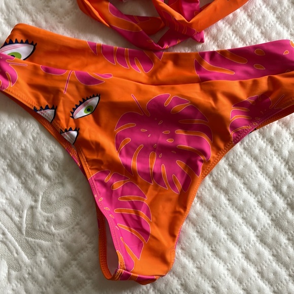 Bikini - Picture 3 of 4